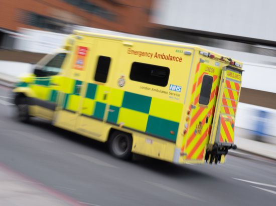 Ein Krankenwagen kommt im Zentrum Londons vor einem Hospital an.