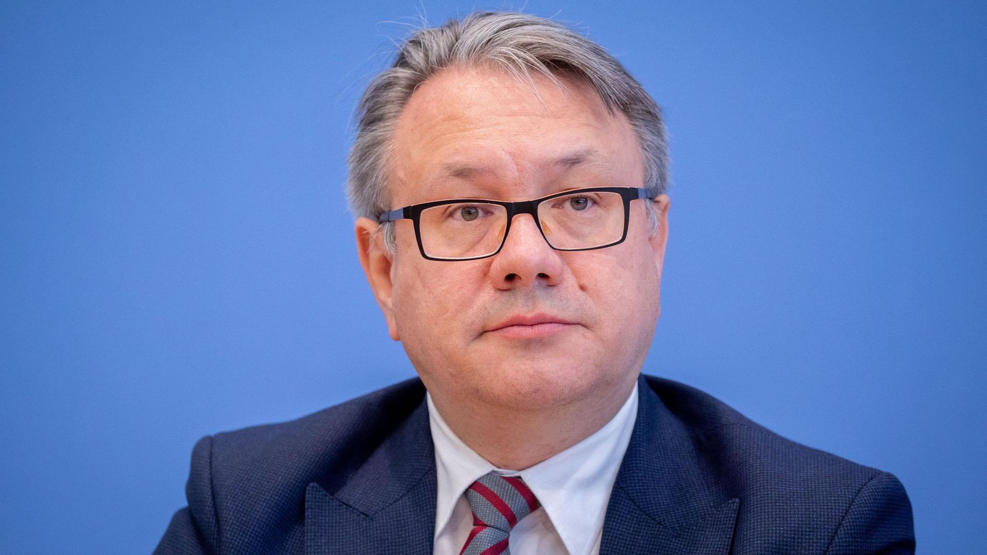 Der stellvertretende Vorsitzende der CDU/CSU-Bundestagsfraktion, Georg Nüßlein,  fordert den Corona-Lockdown nach Ende der bisherigen Befristung Mitte Februar definitiv zu beenden.
