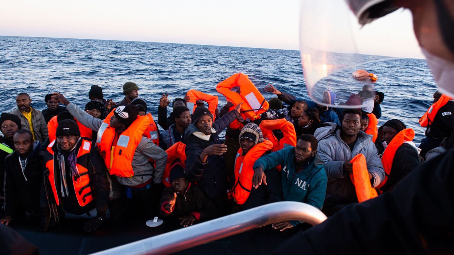 Migranten werden vom Seenotrettungsschiff „Ocean Viking“ gerettet.