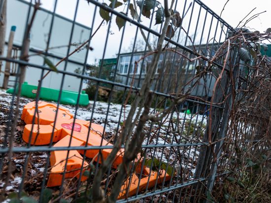 Ein oranger Plastikaufsteller liegt im Spielbereich der Kita in Freiburg. Zwei Kinder aus der Notbetreuung der Einrichtung wurden mit einer Virusmutation infiziert.