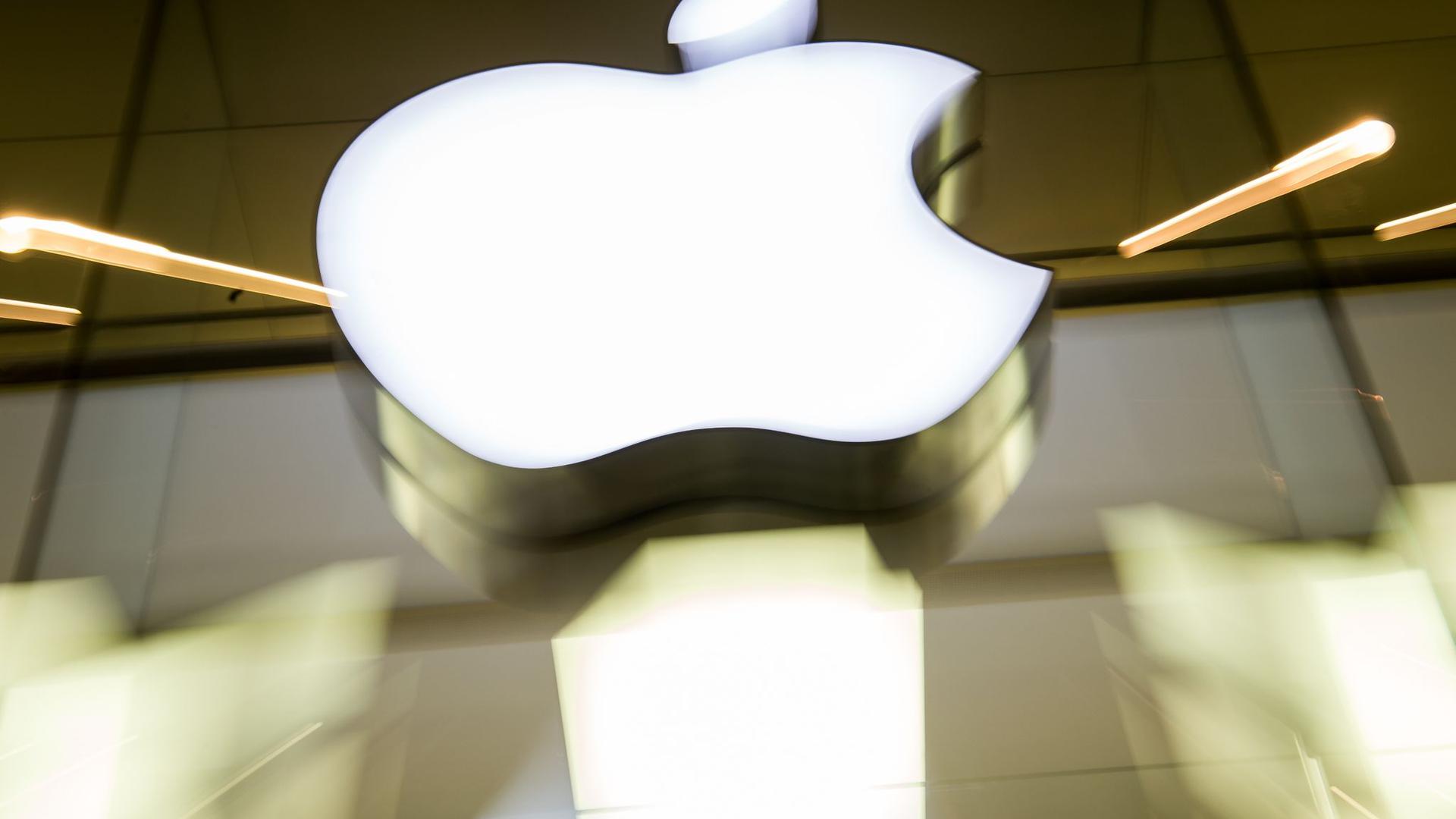 Apple überschreitet erstmals die Marke von 100 Milliarden Dollar Quartalsumsatz.