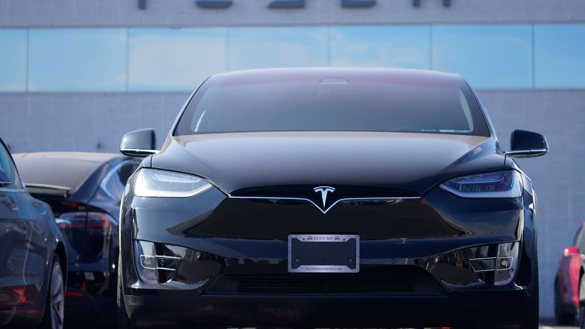 Ein Tesla Model X Sports Utility Vehicle steht in einem Tesla-Händlerhaus in den USA. Trotz der Corona-Krise erreichte Tesla 2020 einen Überschuss von 721 Millionen Dollar.