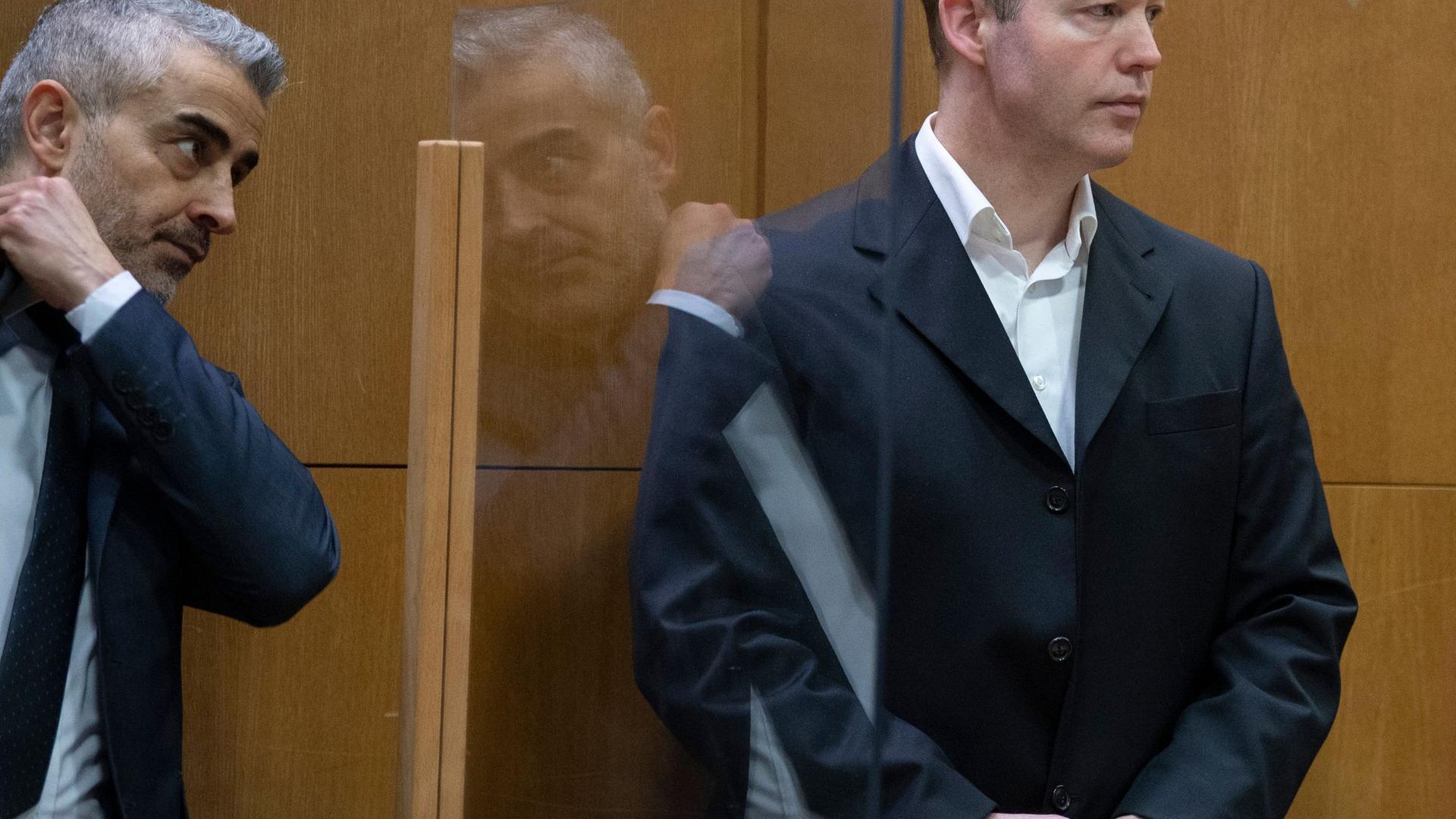 Der Hauptangeklagte Stephan Ernst (r) steht an einem Prozesstag im Dezember 2020 hinter der Anklagebank neben seinem Anwalt Mustafa Kaplan.