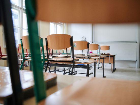 Leere Klassenzimmer - und in einer Berliner Schule jetzt auch leere Schränke: Unbekannte entwendeten dort mehr als 200 Tablets. (Symbolbild)