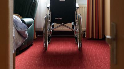 Ein Rollstuhl steht in einem Zimmer einer betreuten Wohngemeinschaft für Senioren.