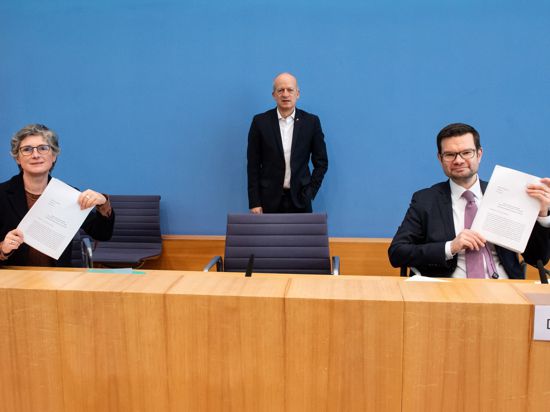 Britta Haßelmann von den Grünen, Friedrich Straetmann von der Linken und FDP-Politiker Marco Buschmann stellen die Normenkontrollklage von ihrer Parteien gegen die Wahlrechtsreform der Regierungskoalition vor.