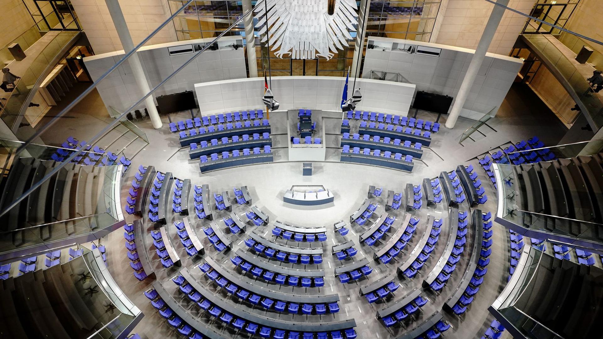 Blick in den Plenarsaal des Bundestags im Reichstagsgebäude. Im aktuellen Bundestag sind nicht einmal ein Drittel der Abgeordneten Frauen.