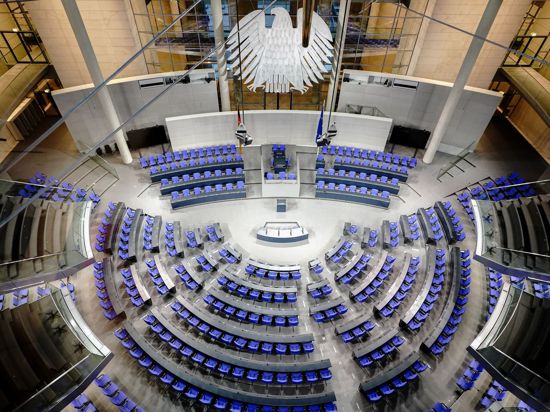 Blick in den Plenarsaal des Bundestags im Reichstagsgebäude. Im aktuellen Bundestag sind nicht einmal ein Drittel der Abgeordneten Frauen.
