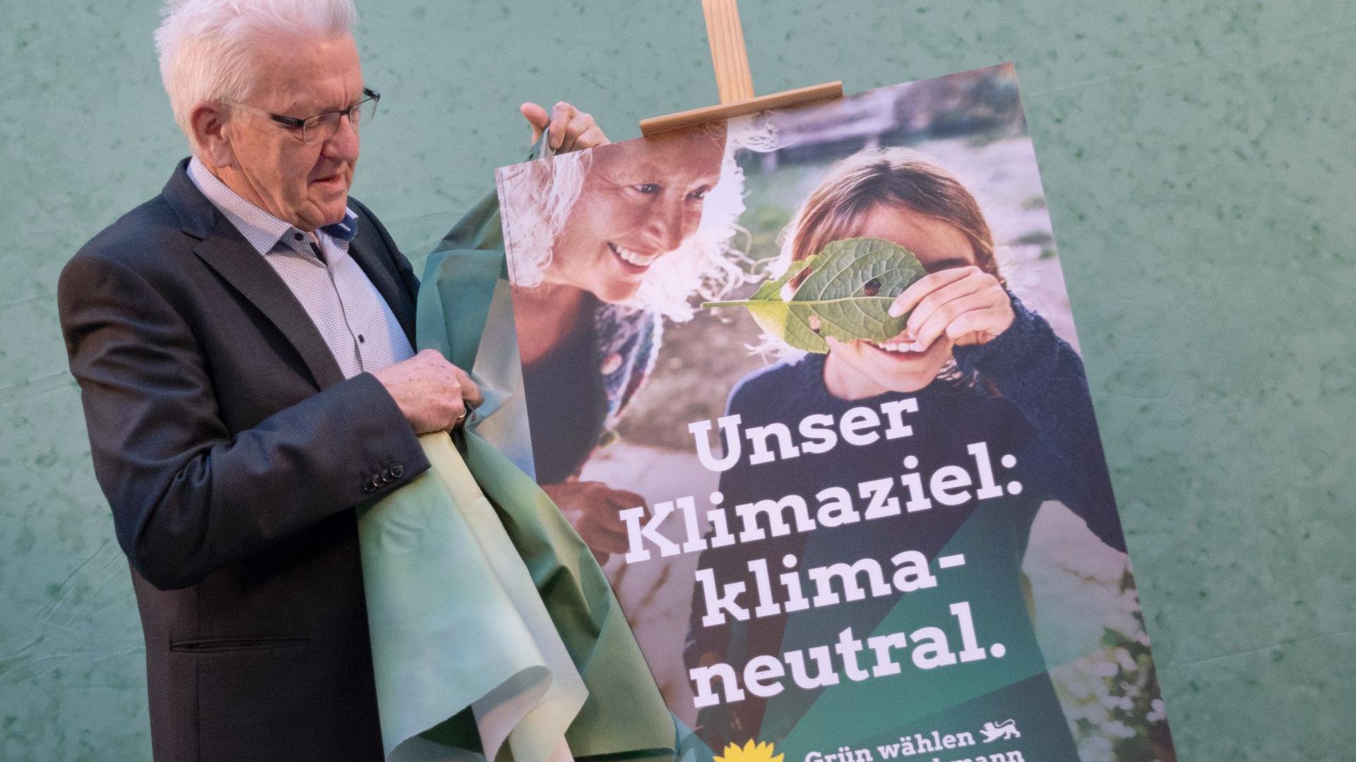Miniserpräsident Winfried Kretschmann während der Enthüllung der Wahlplakate von Bündnis 90/Die Grünen zur kommenden Landtagswahl.