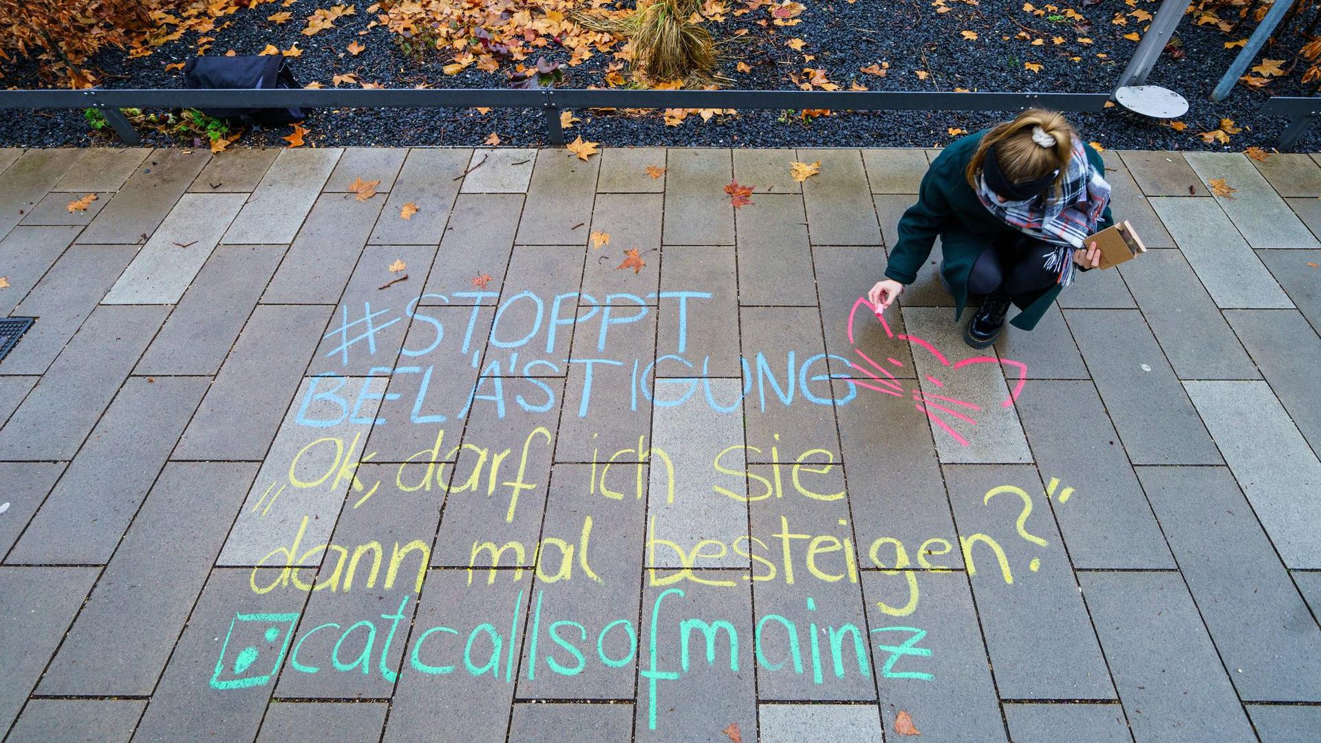 Catcall-Bewegungen in ganz Deutschland kämpfen gegen verbale sexuelle Belästigung. Sie schreiben die anzüglichen Kommentare in großen Kreidelettern genau da, zum Beispiel auf die Straße oder den Bürgersteig, wo sie passiert sind.