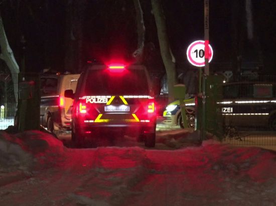 Polizeiwagen kommen in der Nacht an dem Ort in in Brandenburg an der Havel an, an dem ein neugeborenes Baby im Freien ausgesetzt wurde.