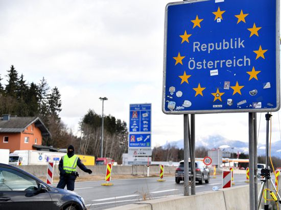Grenzkontrollen am Grenzübergang Walserberg in Fahrtrichtung Salzburg.