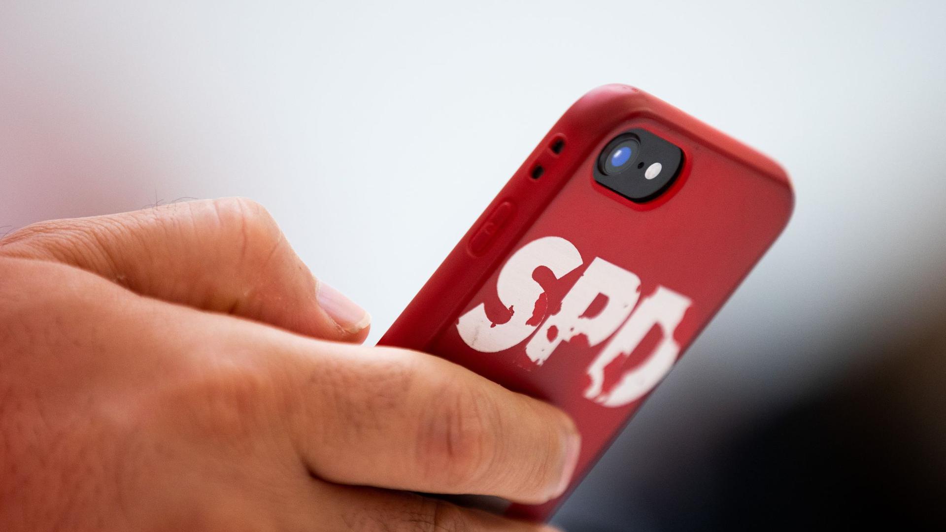 Das Logo der SPD auf einer Handyhülle.