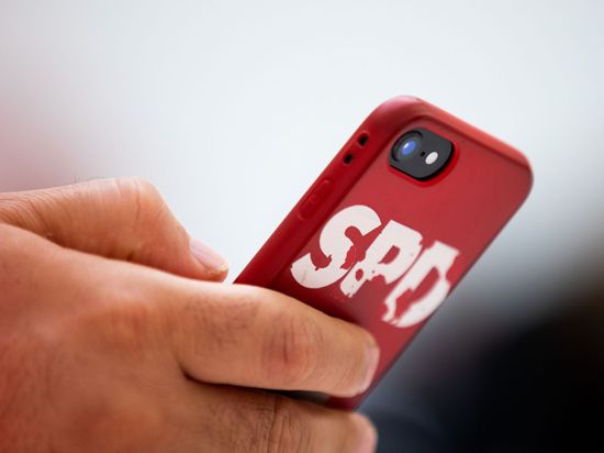 Das Logo der SPD auf einer Handyhülle.