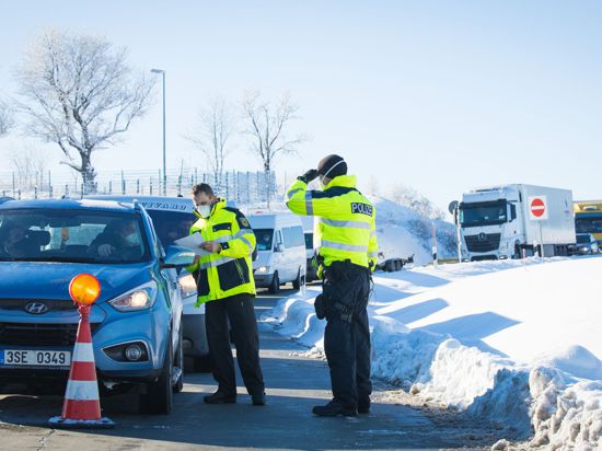Bundespolizisten kontrollieren Einreisende an der Autobahn A17 in der Nähe des Grenzübergangs zu Tschechien.