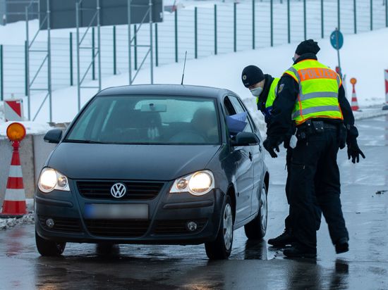 Zwei Polizisten der Bundespolizei bei der Kontrolle von Reisenden und Pendler auf dem Parkplatz Am Heidenholz an der A17 nahe Breitenau.