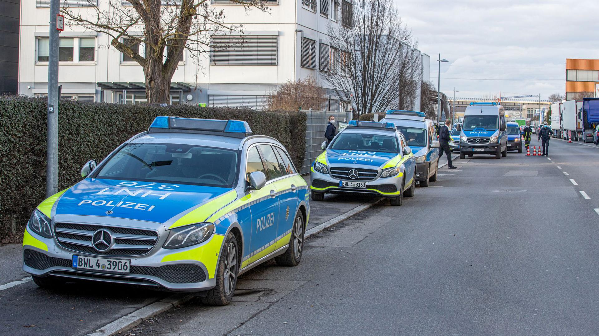 Die Polizei ist in dem Industriegebiet in Neckarsulm mit einem Großaufgebot im Einsatz.