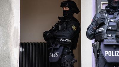 Bewaffnete Polizeibeamte bei einer Razzia in Berlin gegen Clankriminalität im November des vergangenen Jahres. Die Polizei geht erneut gegen Clankriminalität in der Hauptstadt und Umgebung vor.