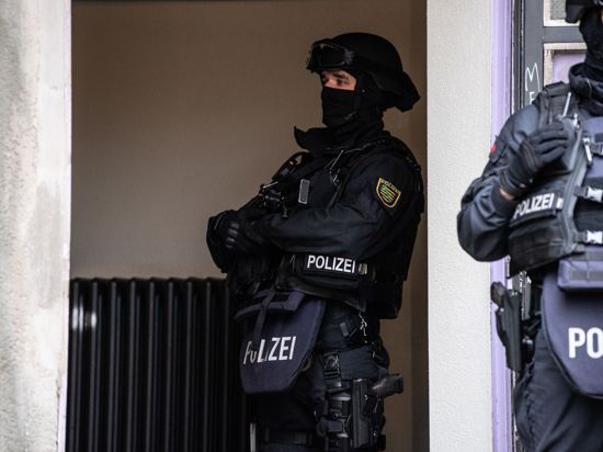 Bewaffnete Polizeibeamte bei einer Razzia in Berlin gegen Clankriminalität im November des vergangenen Jahres. Die Polizei geht erneut gegen Clankriminalität in der Hauptstadt und Umgebung vor.