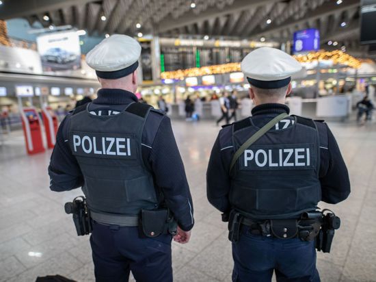Das Archivbild zeigt Bundespolizisten am Frankfurter Flughafen.
