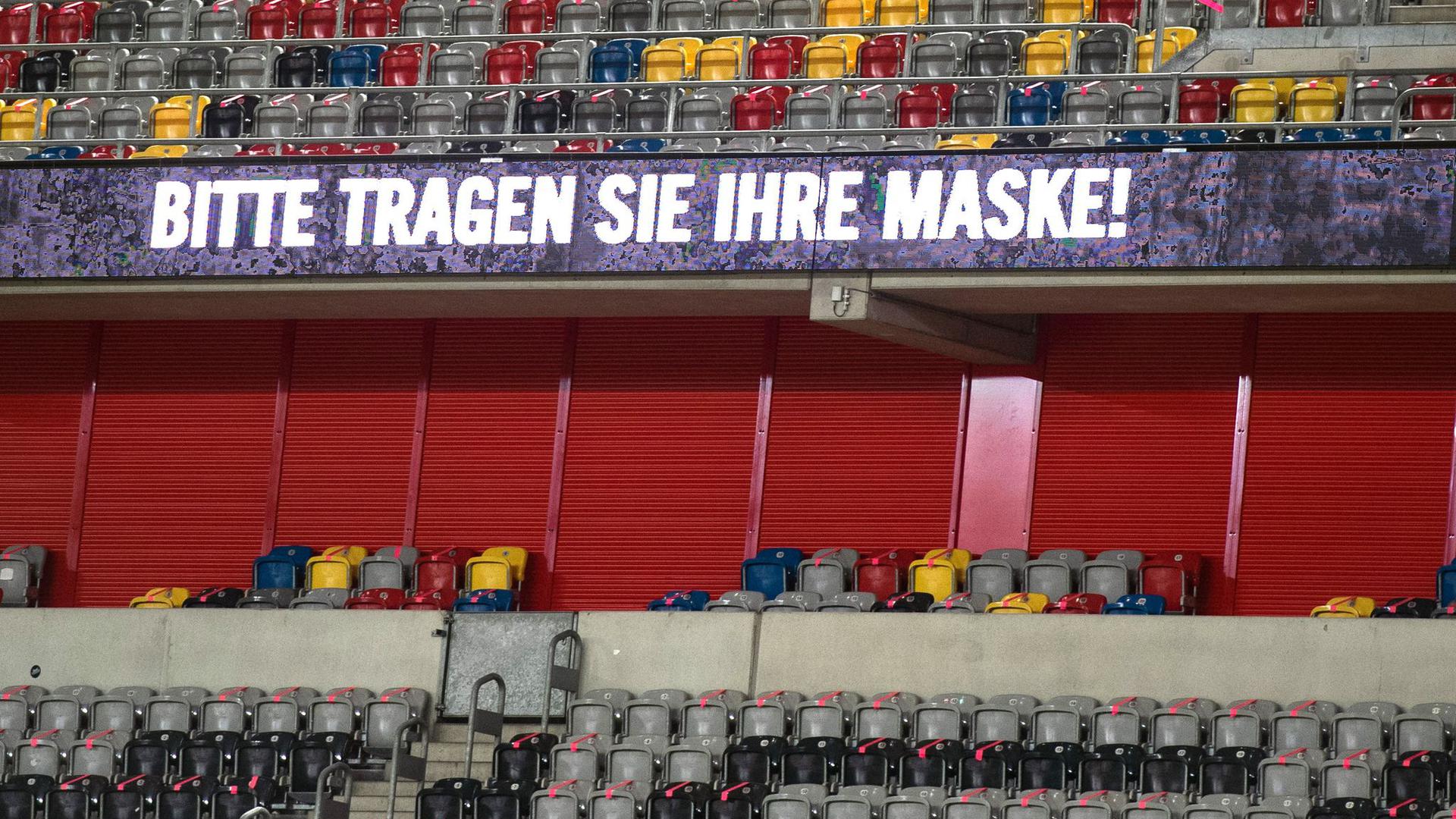 Appell ans Maskentragen bei einem Spiel der 2. Fußball-Bundesliga in Düsseldorf.