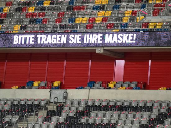 Appell ans Maskentragen bei einem Spiel der 2. Fußball-Bundesliga in Düsseldorf.