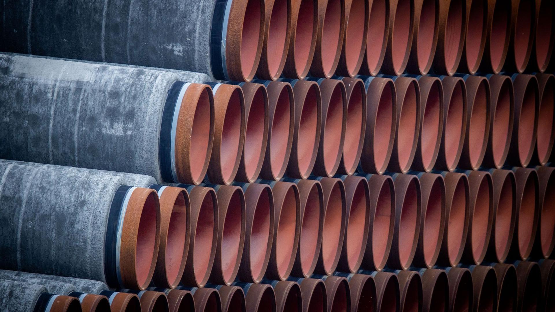 Rohre für die Erdgaspipeline Nord Stream 2 liegen auf einem Lagerplatz im Hafen Mukran auf der Insel Rügen.