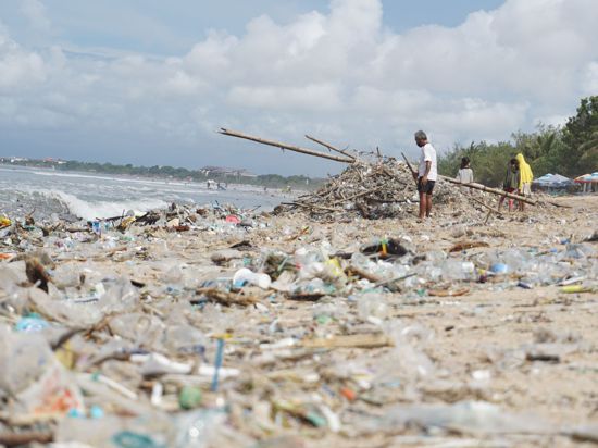 Angespülter Müll liegt am Kuta Beach auf Bali. Kommt ein globales Plastik-Abkommen?