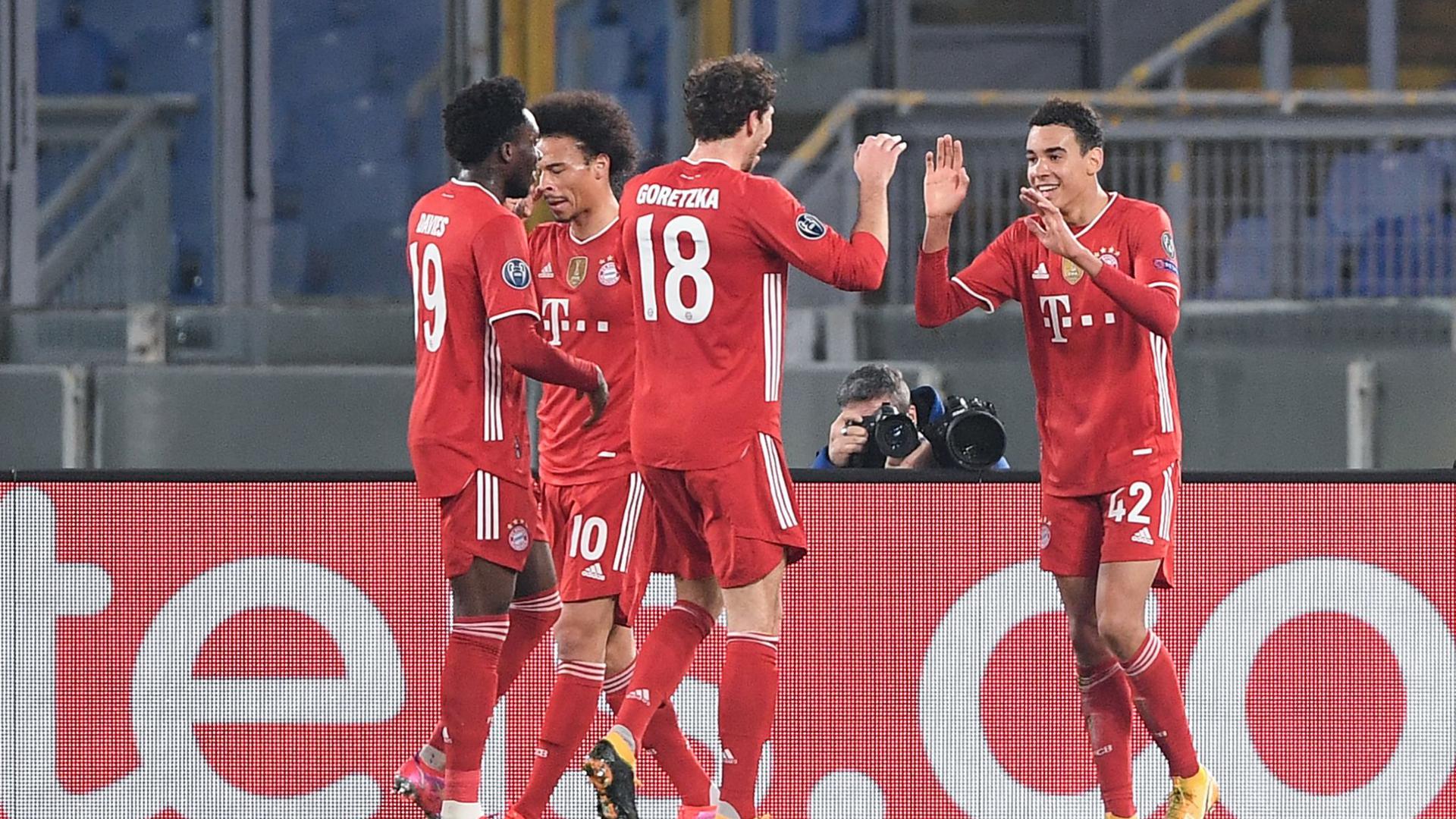 Die Bayern-Spieler feiern einen weiteren Treffer gegen Lazio Rom.