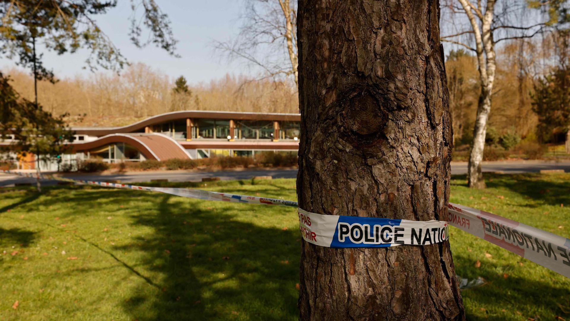 Die Polizei hat den Ort einer Schlägerei in einem südlichen Vorort von Paris abgesperrt.