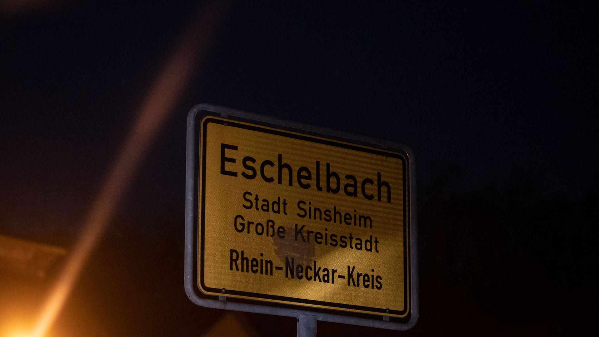 Ein 13-jähriger Junge ist an einem Waldrand bei Bei Sinsheim-Eschelbach tot gefunden worden.
