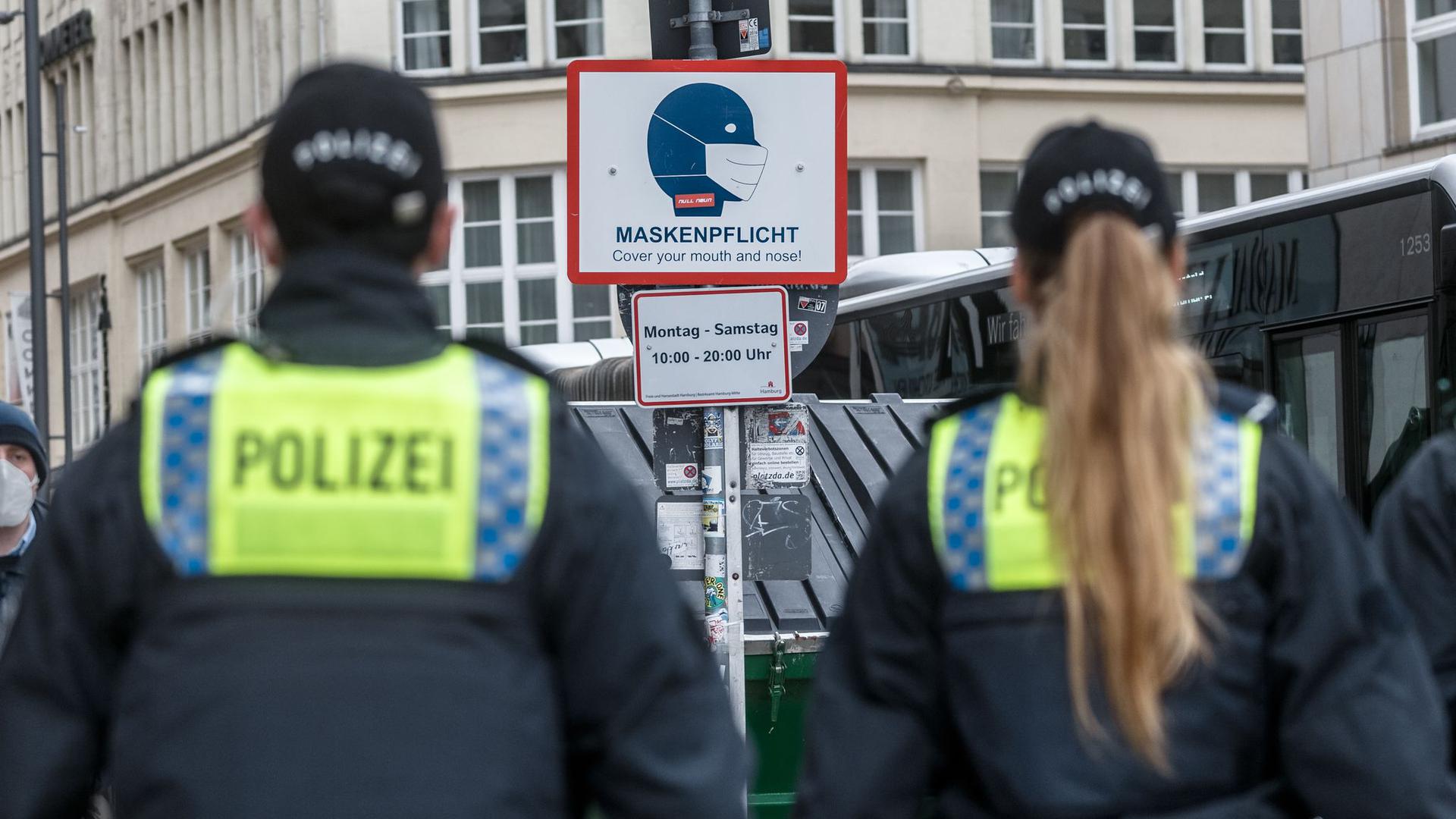 Polizisten in der Hamburger Innenstadt. In der Hansestadt ist eine verschärfte Maskenpflicht in Kraft getreten.