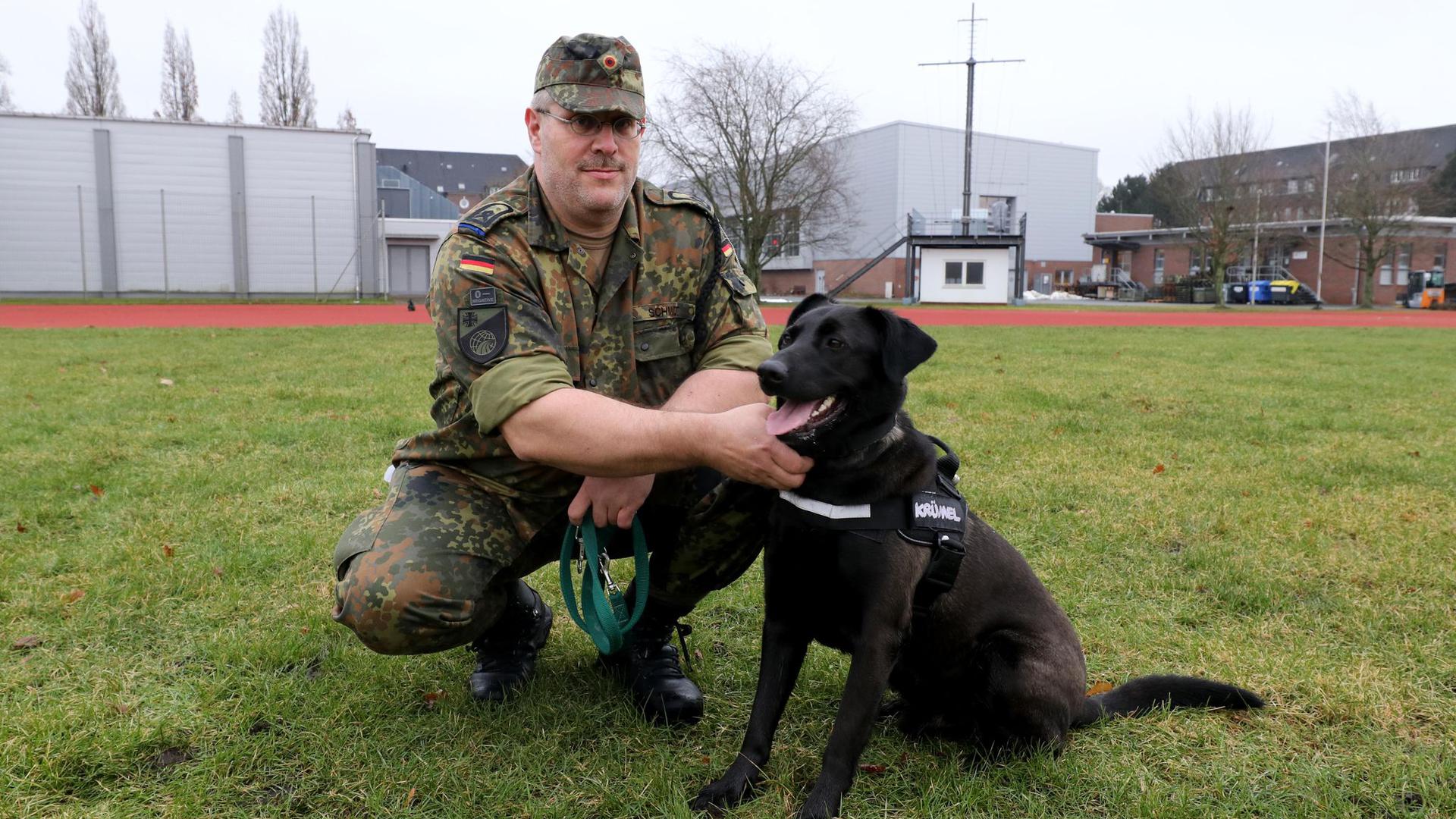 Hauptfeldwebel Alexander Schmidt von der Logistikschule der Bundeswehr in Garlstedt hat Therapiehund „Krümel“ an der Leine.