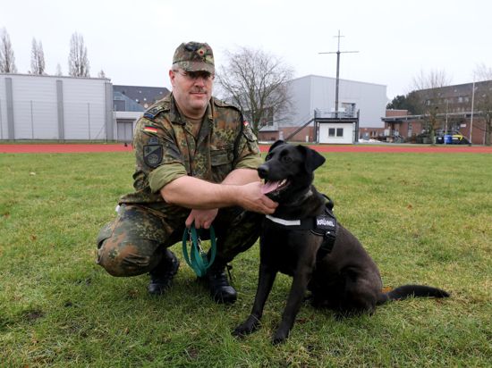 Hauptfeldwebel Alexander Schmidt von der Logistikschule der Bundeswehr in Garlstedt hat Therapiehund „Krümel“ an der Leine.