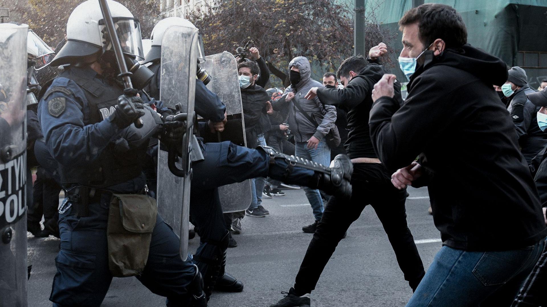 Polizisten und Demonstranten geraten bei einer Solidaritätskundgebung für den einsitzenden Terroristen Dimitris Koufodinas Ende Februar in Athen aneinander.