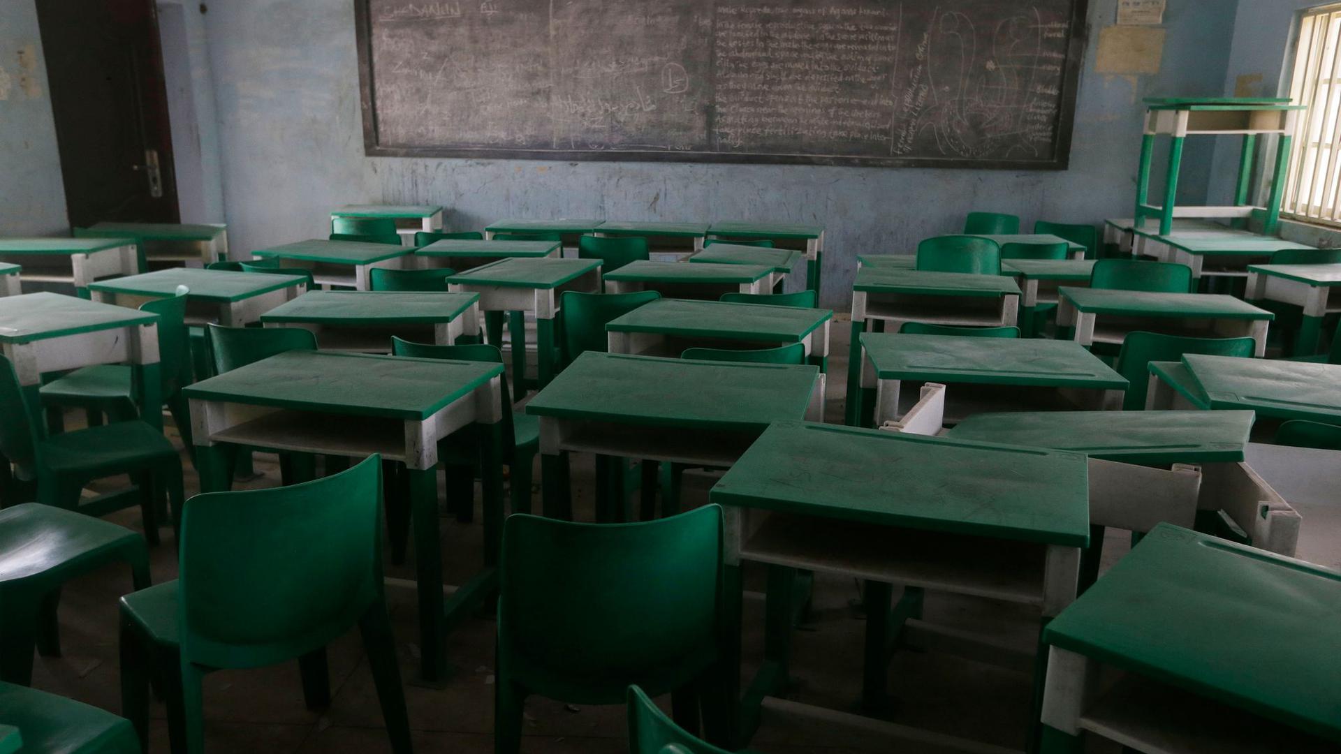 Tische und Stühle in der Government Girls Secondary School in Jangebe.