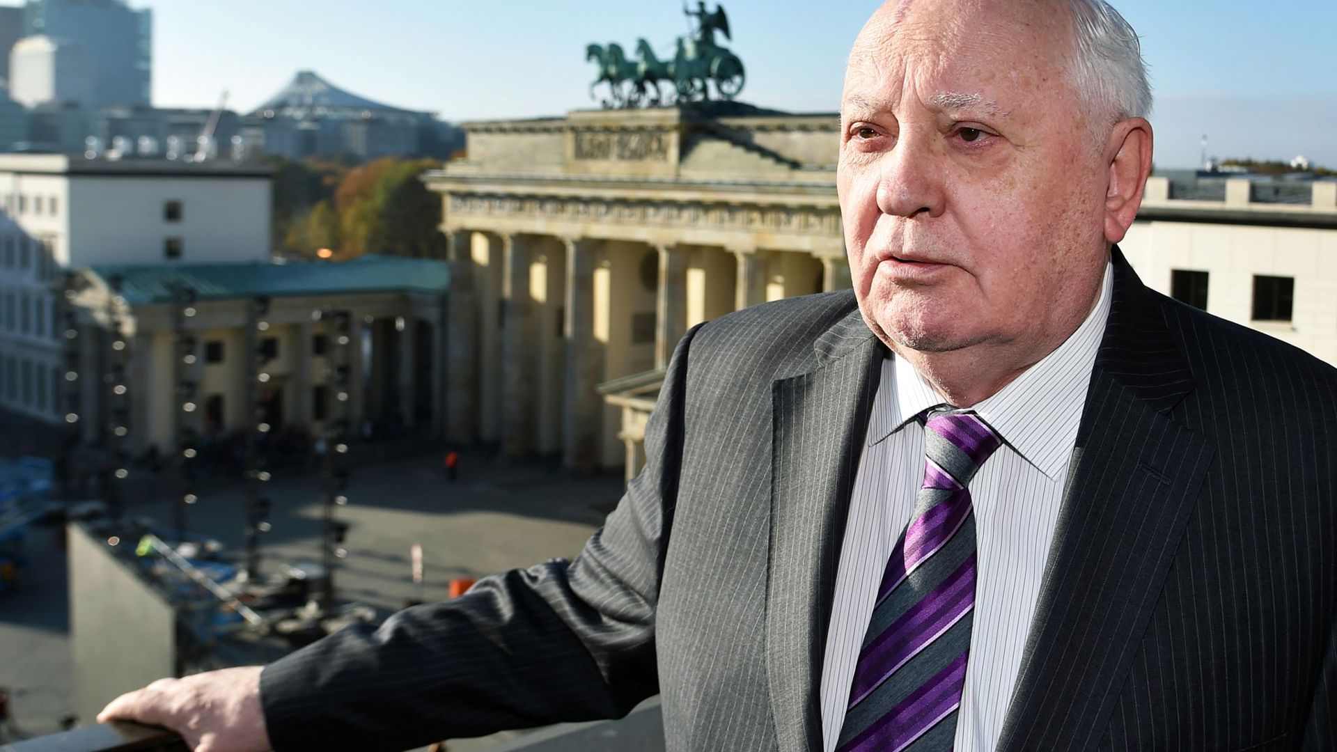 Der frühere sowjetische Staatspräsident Michail Gorbatschow am Pariser Platz in Berlin, im Hintergrund das Brandenburger Tor.