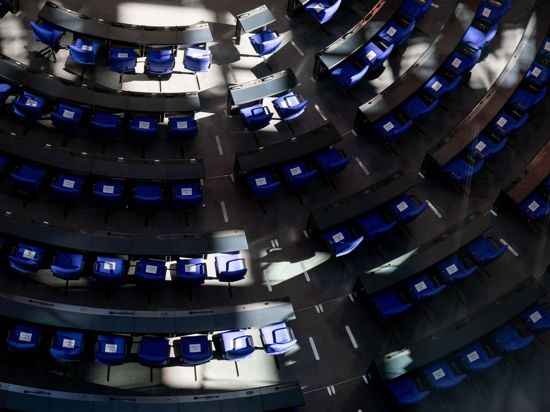 Ein Schattenspiel zeichnet sich im Plenum des Bundestags zu Beginn der Sitzungswoche ab.