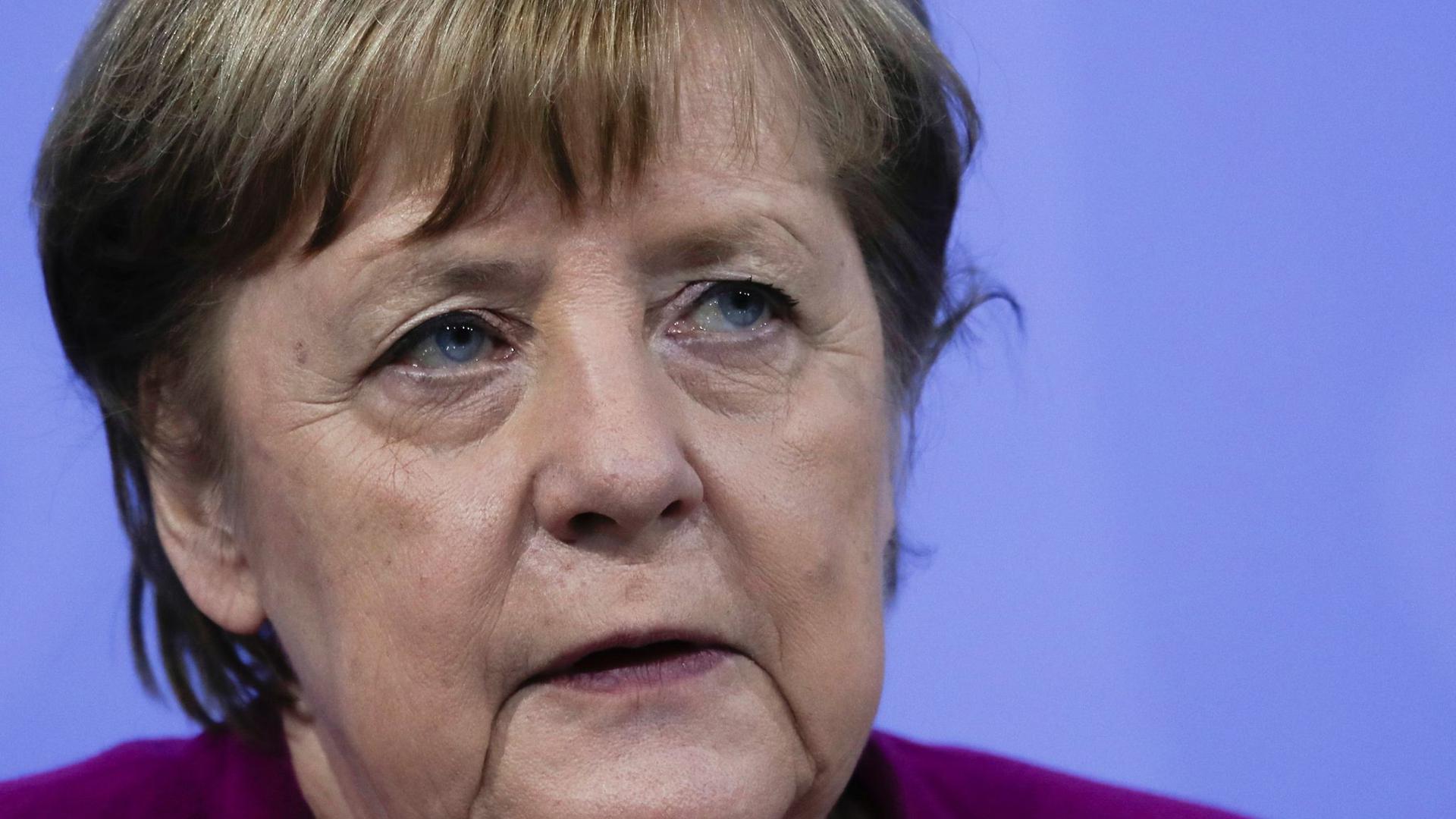 Kanzlerin Angela Merkel hofft darauf, dass Impfungen und Tests einen Anstieg der Neuinfektionen verhindert.