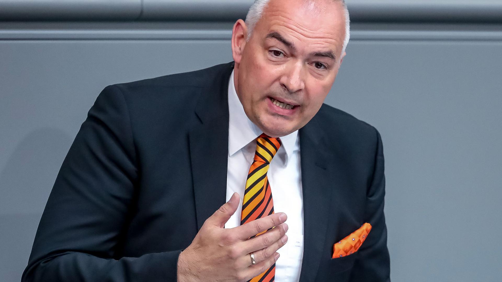 Gegen den Karlsruher Bundestagsabgeordneten Axel E. Fischer wird wegen des Verdachts der Bestechlichkeit ermittelt. Der CDU-Politiker nennt die Vorwürfe „haltlos“.