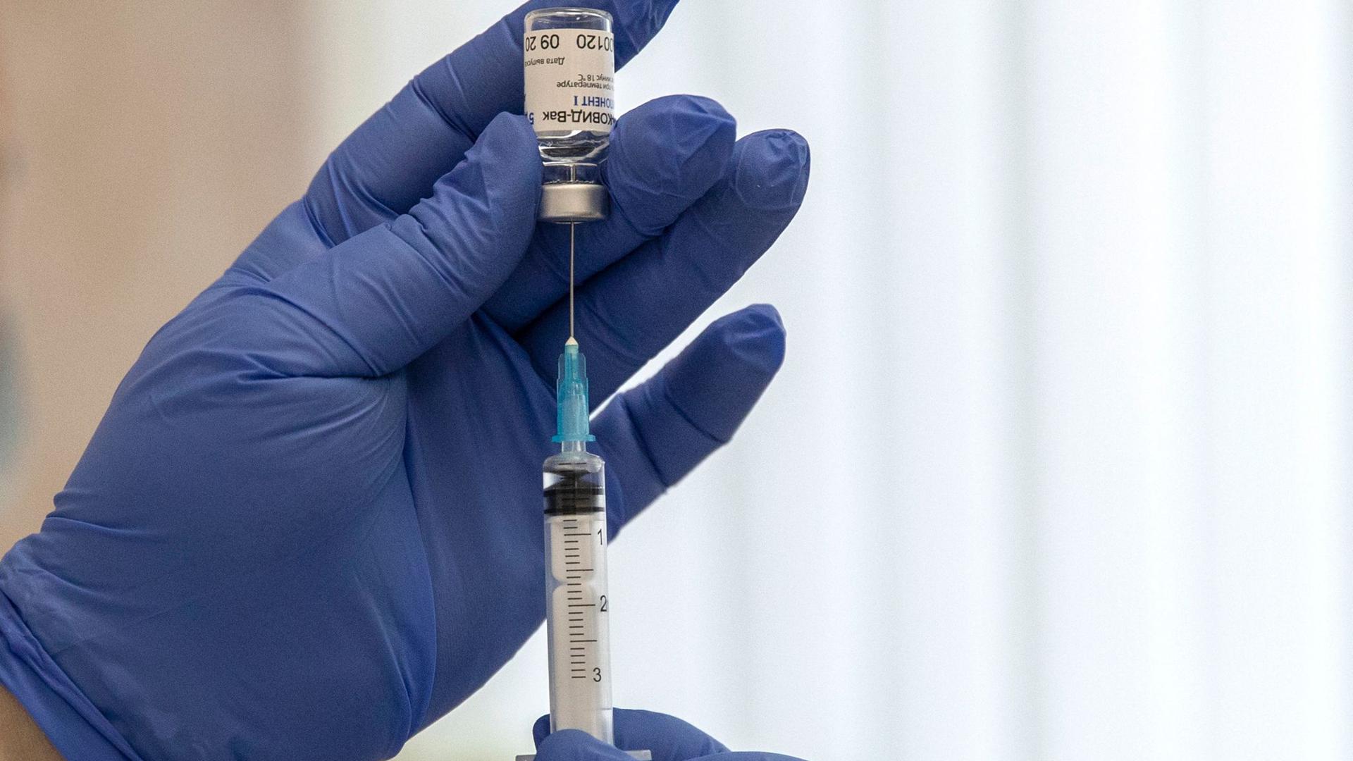 Ein medizinischer Mitarbeiter bereitet eine Spritze mit dem in Russland entwickelten Corona-Impfstoff „Sputnik V“ vor.