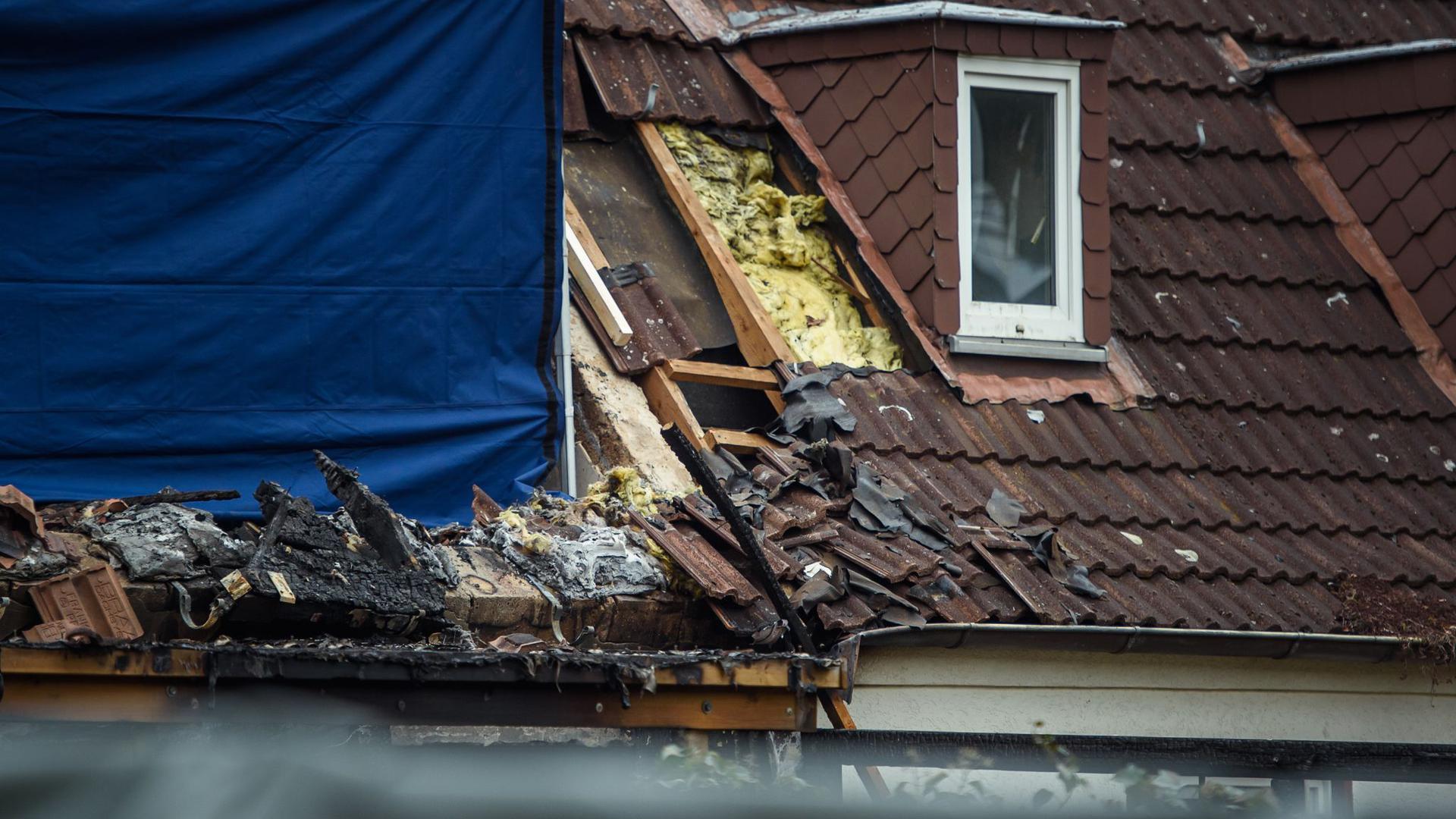 Ein nach einer Explosion zerstörtes Reihenendhaus in Schlewsig-Holstein. In dem Haus hat die Polizei eine Leiche gefunden.