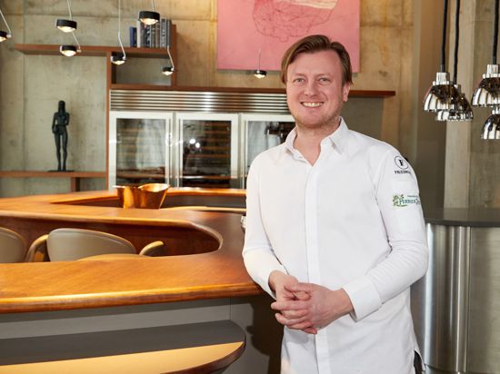 Kevin Fehling, Spitzenkoch, in seinem Restaurant „The Table“. Wie schon in den Vorjahren wird er in der Deutschland-Ausgabe des Restaurantführers „Guide Michelin“ 2021 mit drei Sternen ausgezeichnet.