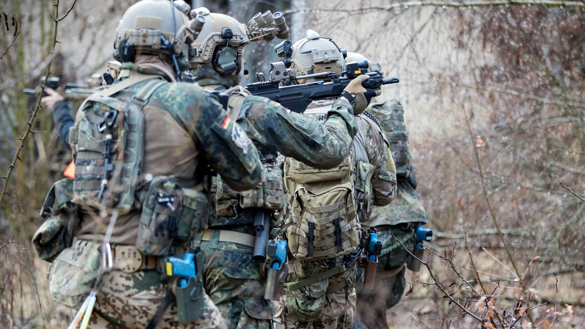 Bundeswehrsoldaten der Eliteeinheit Kommando Spezialkräfte (KSK) trainieren den Häuserkampf und eine Geiselbefreiung.