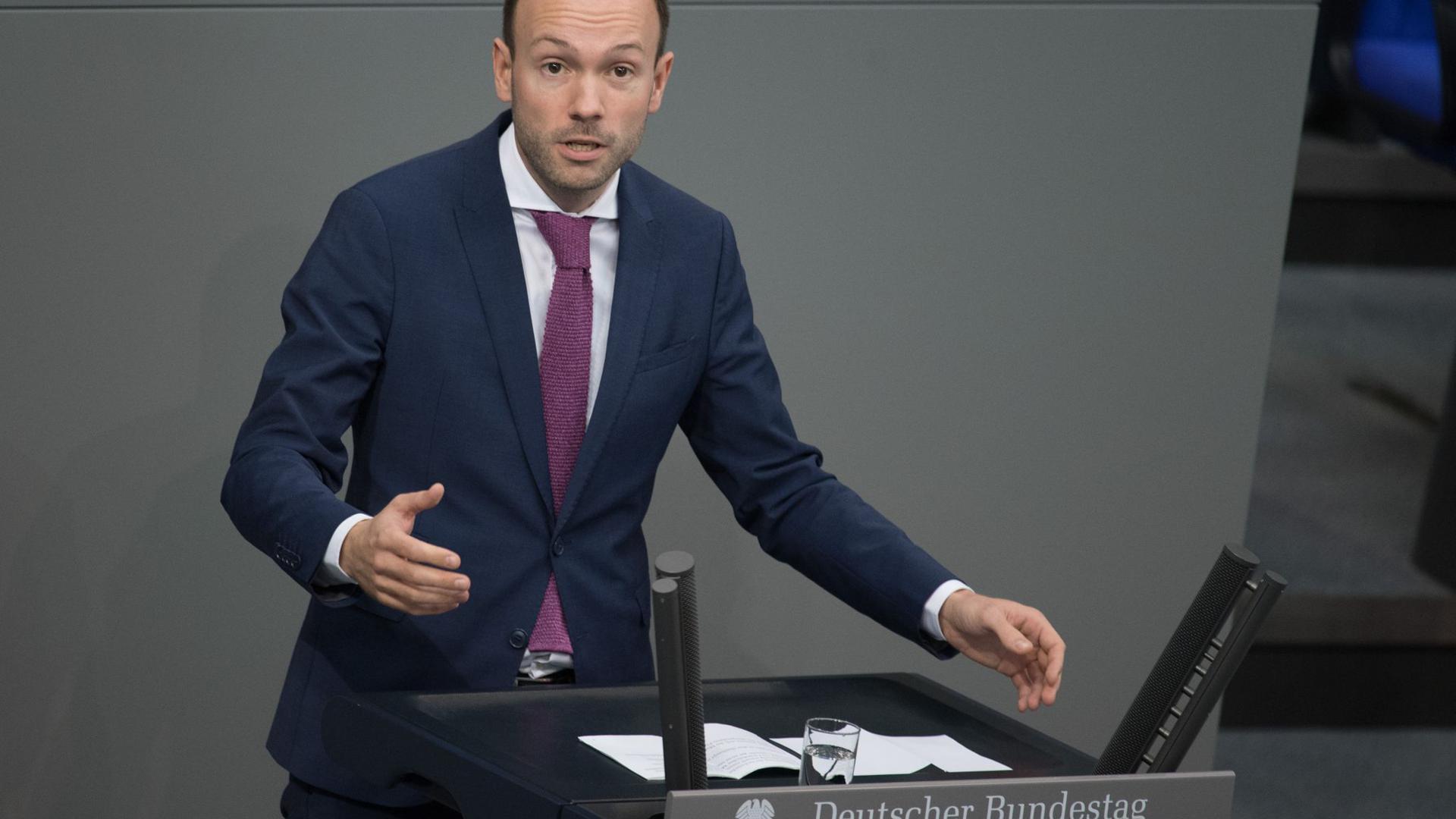 Der CDU-Abgeordnete Löbel gibt seinen Sitz im Auswärtigen Ausschuss auf.