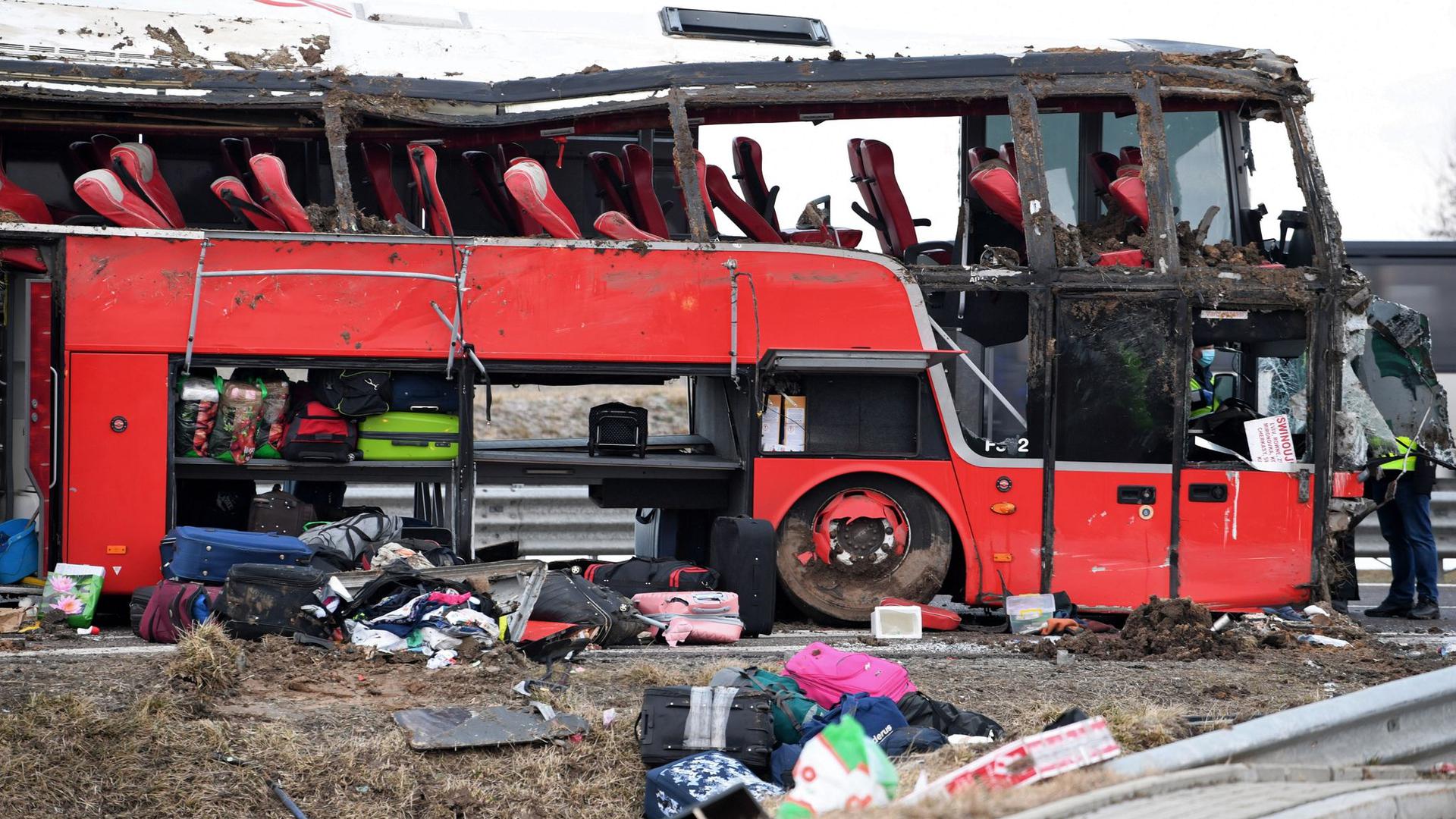Ein verunglückter Bus steht auf der Straße. Bei einem Unfall eines ukrainischen Busses im Südosten Polens kamen mehrere Menschen ums Leben.