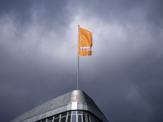 Die CDU-Fahne weht auf dem Konrad-Adenauer-Haus in Berlin - vor dunklen Wolken.