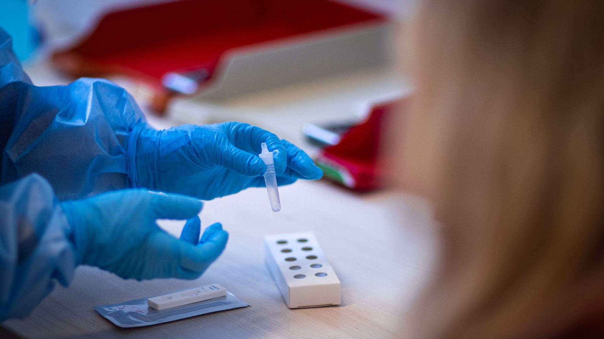 Ein Antigen-Test auf Covid-19 wird nach der Eröffnung des kommunalen Corona-Testzentrums des Landkreises Ludwigslust bearbeitet.