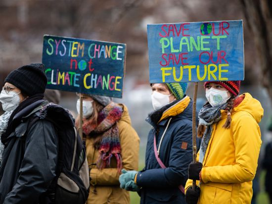 Unterstützer der Bewegung „Fridays for Future“ haben mit verschiedenen Aktionen für eine bessere Klimaschutzpolitik demonstriert.