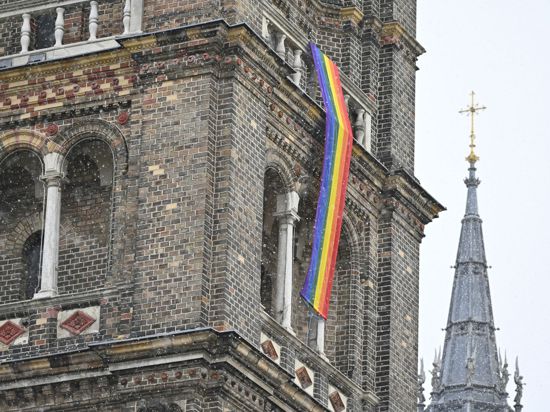 Eine Regenbogenfahne schmückt die Pfarrkirche Breitenfeld in Wien.